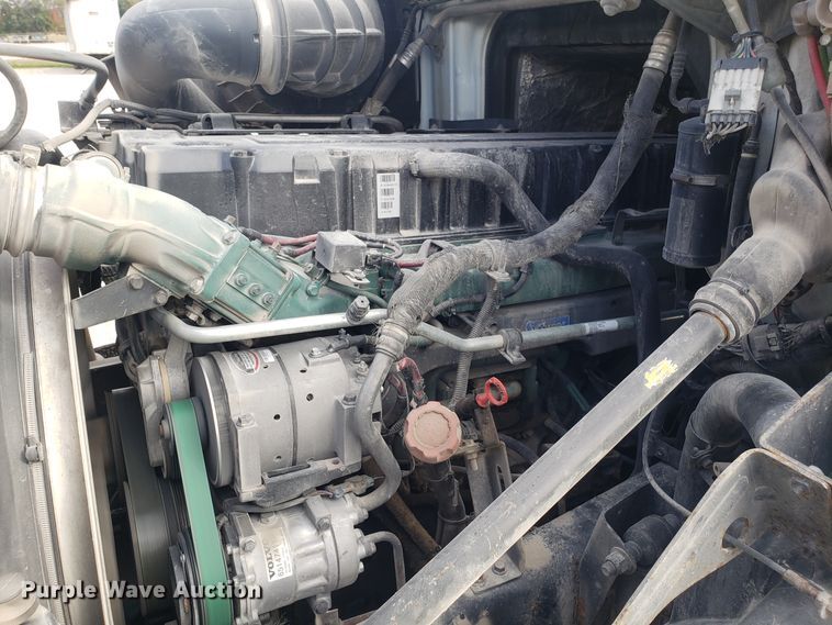 image for item DG8786 2005 Volvo semi truck