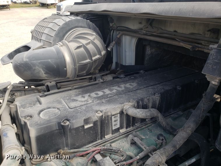 image for item DG8786 2005 Volvo semi truck