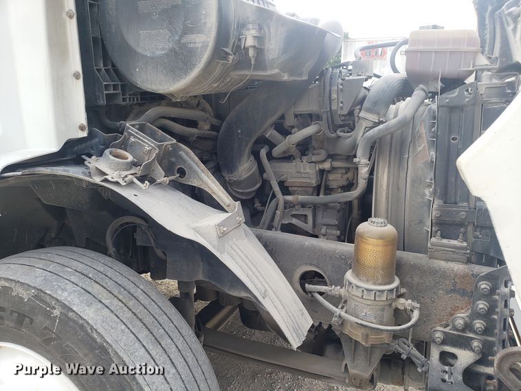 image for item DG8786 2005 Volvo semi truck