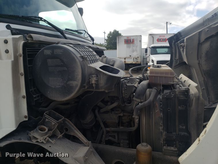 image for item DG8786 2005 Volvo semi truck