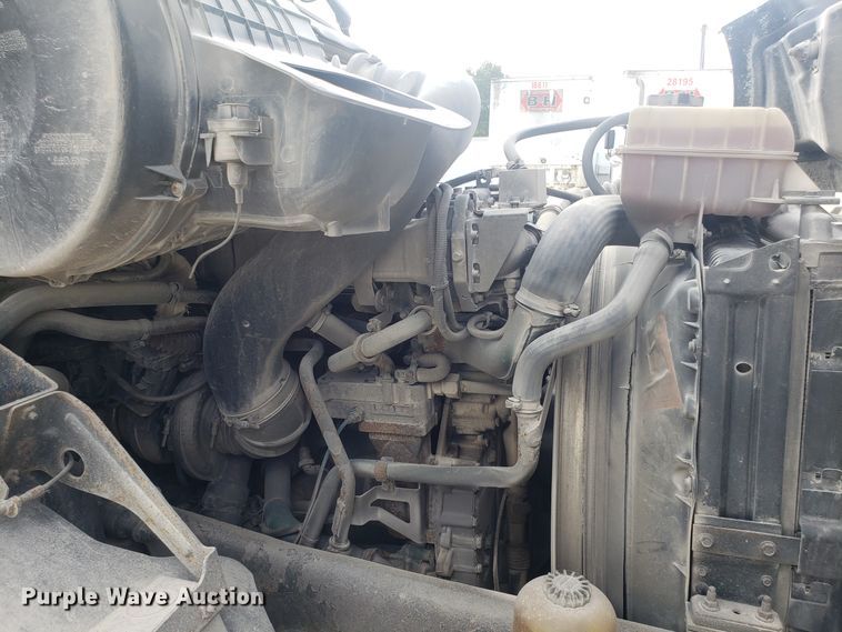 image for item DG8786 2005 Volvo semi truck