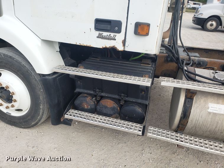 image for item DG8786 2005 Volvo semi truck