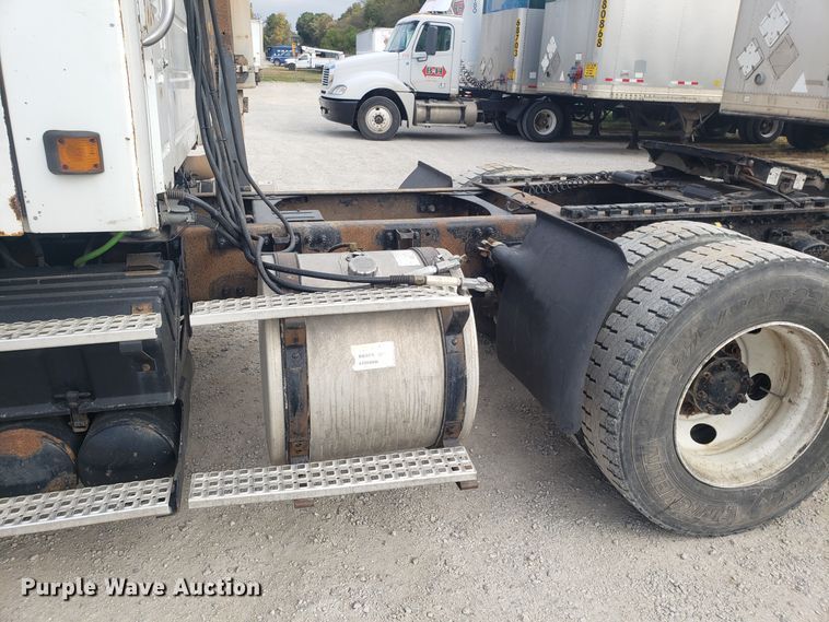 image for item DG8786 2005 Volvo semi truck