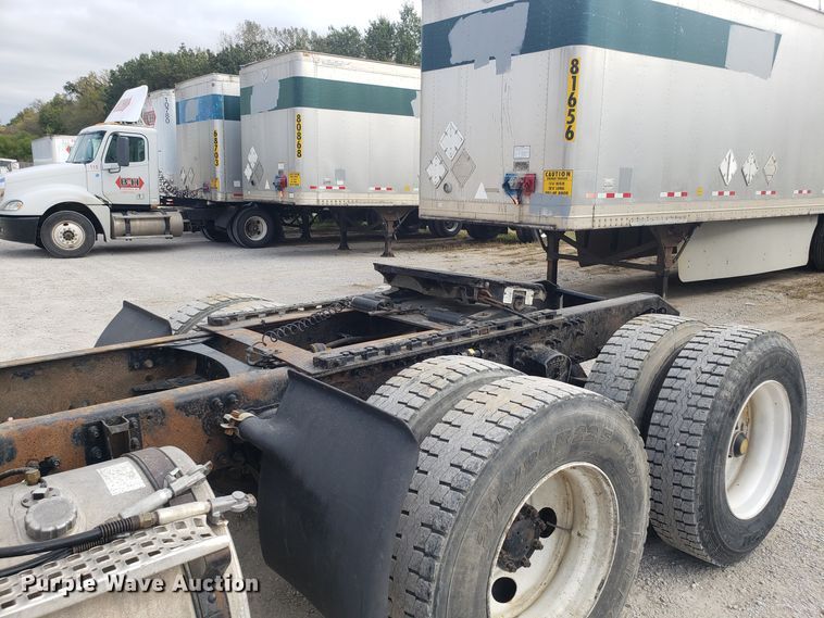 image for item DG8786 2005 Volvo semi truck