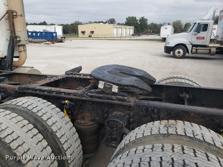 image for item DG8786 2005 Volvo semi truck