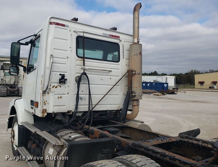 image for item DG8786 2005 Volvo semi truck