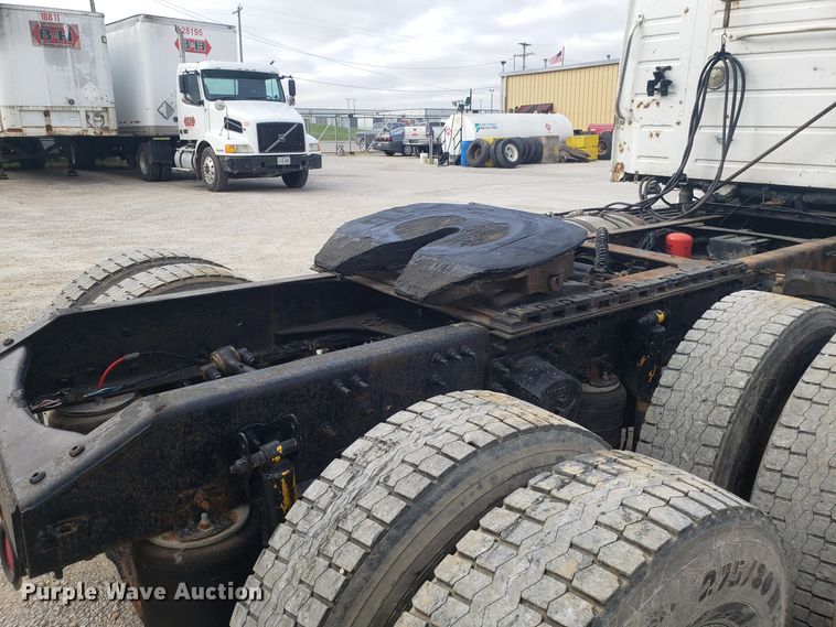 image for item DG8786 2005 Volvo semi truck