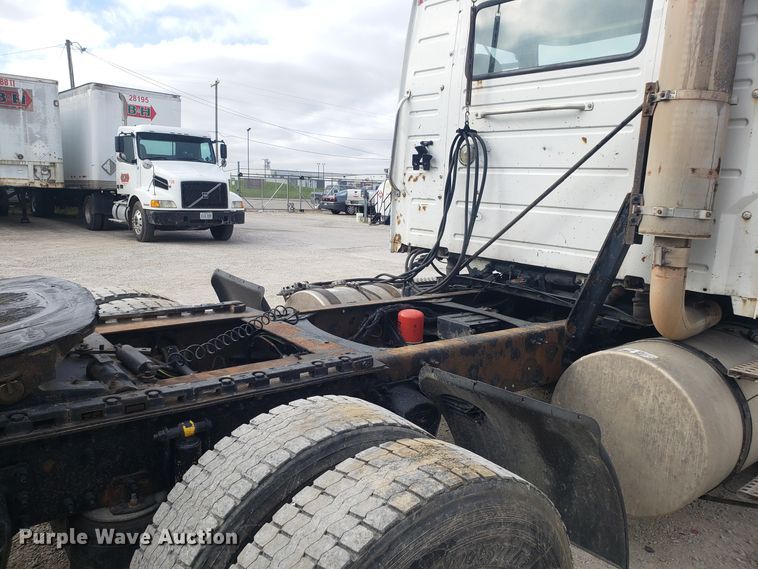 image for item DG8786 2005 Volvo semi truck