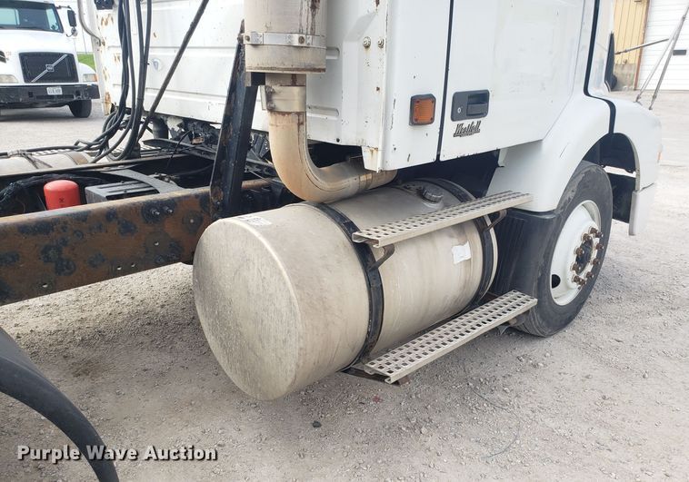 image for item DG8786 2005 Volvo semi truck