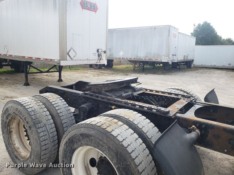 image for item DG8786 2005 Volvo semi truck