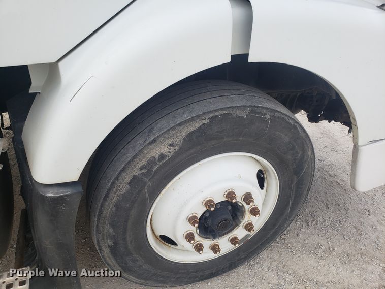 image for item DG8786 2005 Volvo semi truck