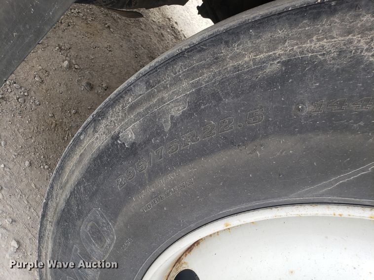 image for item DG8786 2005 Volvo semi truck