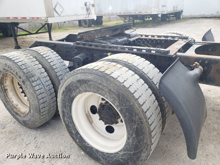 image for item DG8786 2005 Volvo semi truck