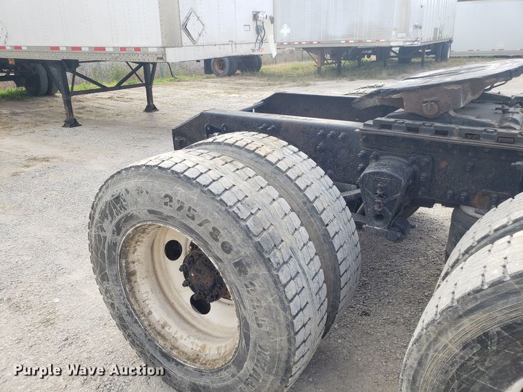 image for item DG8786 2005 Volvo semi truck