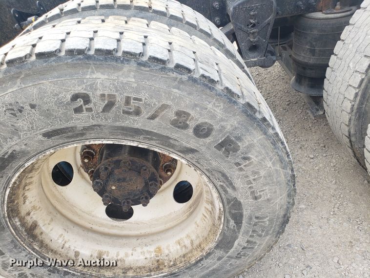 image for item DG8786 2005 Volvo semi truck