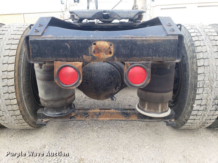 image for item DG8786 2005 Volvo semi truck