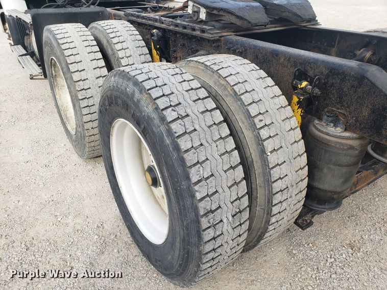 image for item DG8786 2005 Volvo semi truck