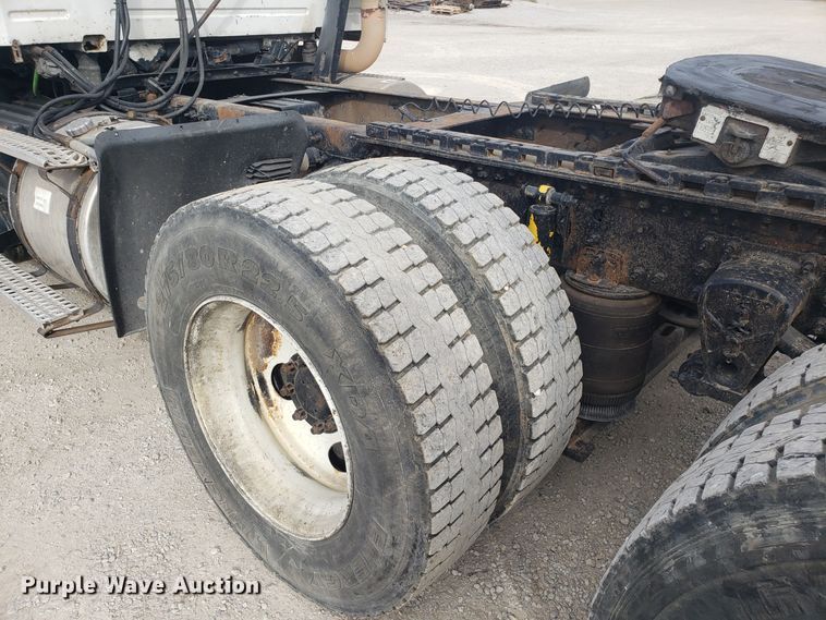 image for item DG8786 2005 Volvo semi truck