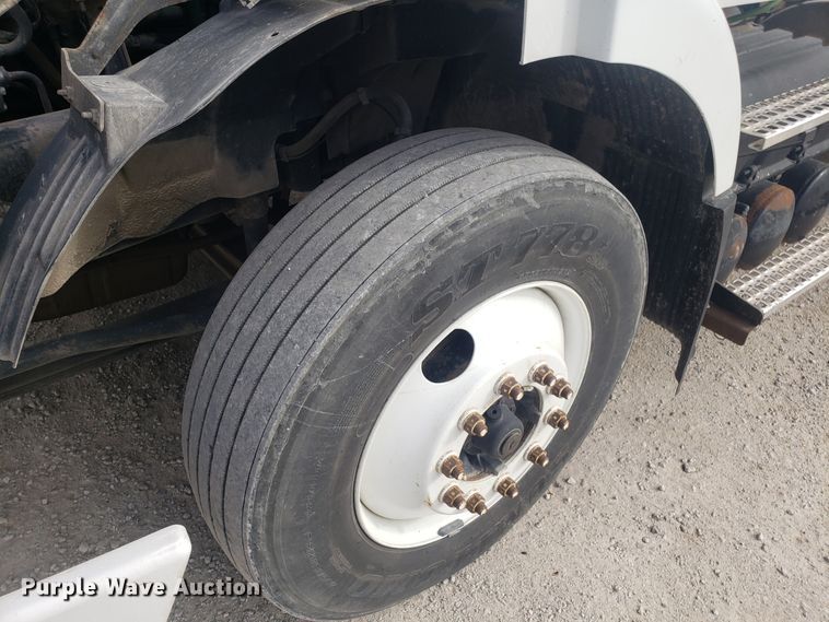 image for item DG8786 2005 Volvo semi truck