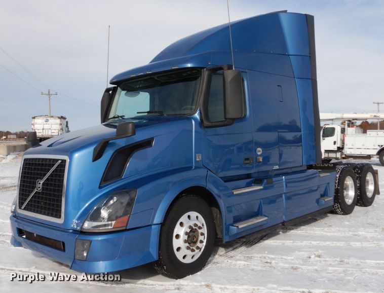 image for item DH2228 2013 Volvo VNL semi truck