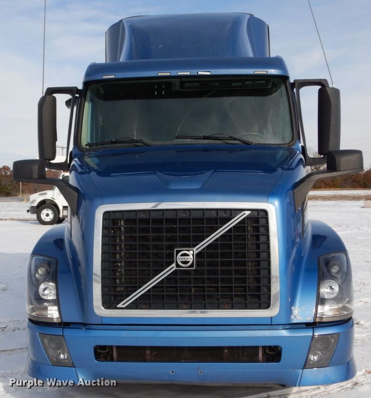 image for item DH2228 2013 Volvo VNL semi truck