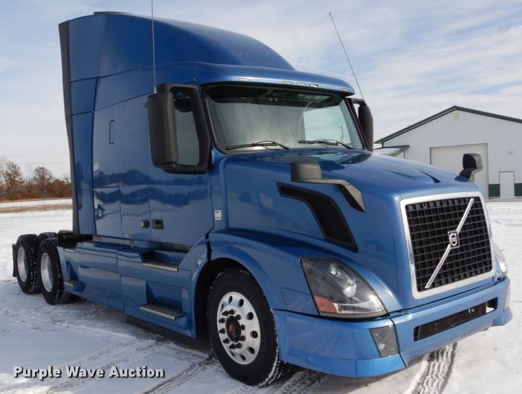 image for item DH2228 2013 Volvo VNL semi truck