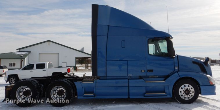 image for item DH2228 2013 Volvo VNL semi truck