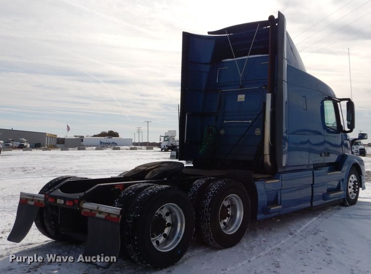 image for item DH2228 2013 Volvo VNL semi truck