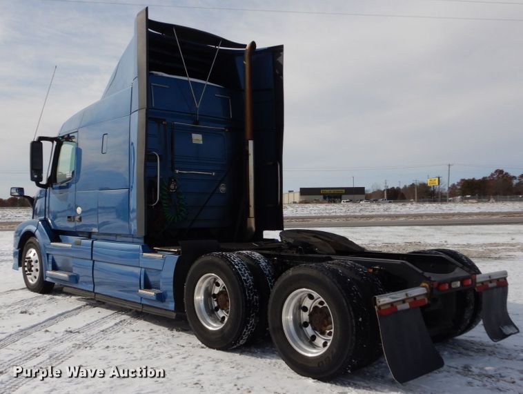 image for item DH2228 2013 Volvo VNL semi truck