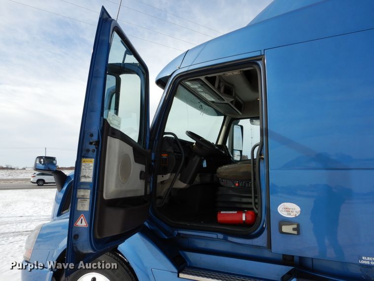 image for item DH2228 2013 Volvo VNL semi truck