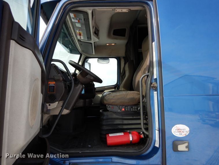 image for item DH2228 2013 Volvo VNL semi truck