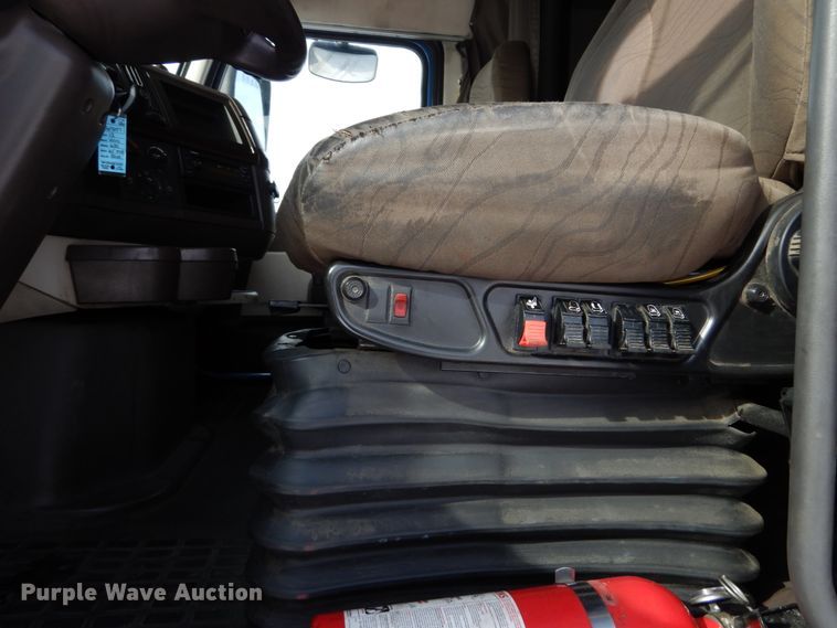 image for item DH2228 2013 Volvo VNL semi truck