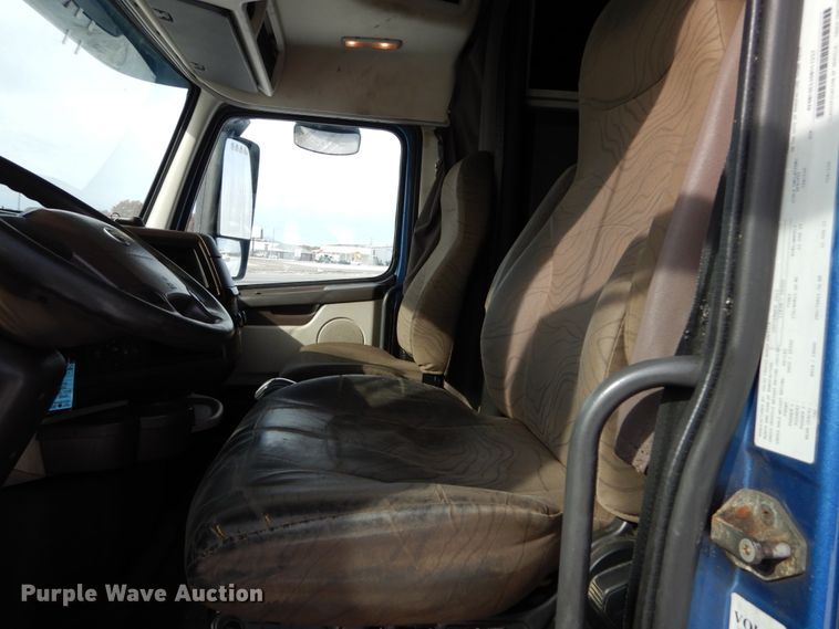 image for item DH2228 2013 Volvo VNL semi truck