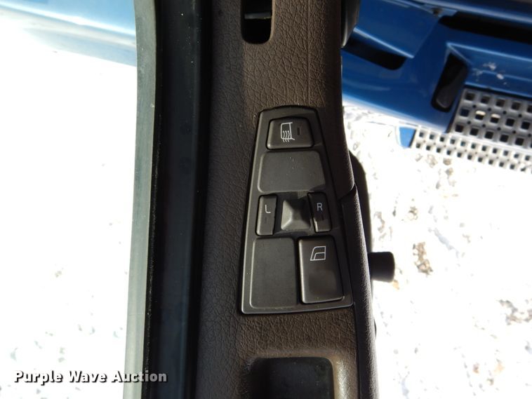 image for item DH2228 2013 Volvo VNL semi truck