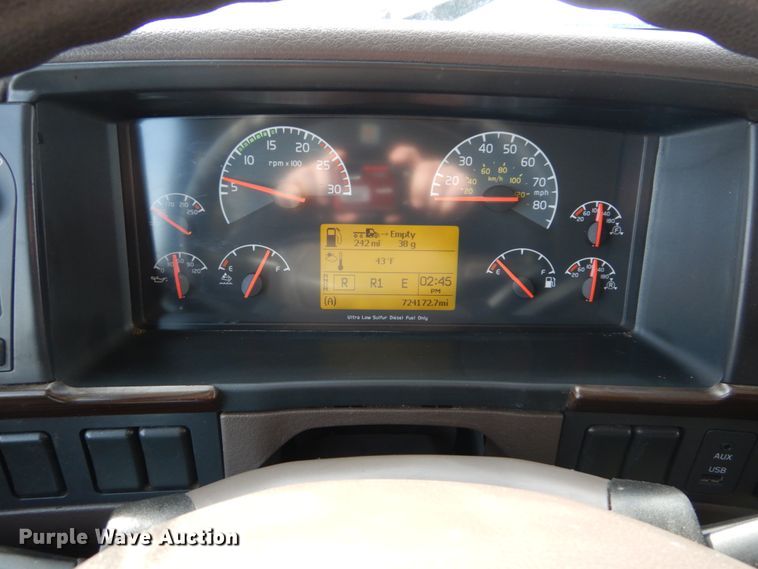 image for item DH2228 2013 Volvo VNL semi truck