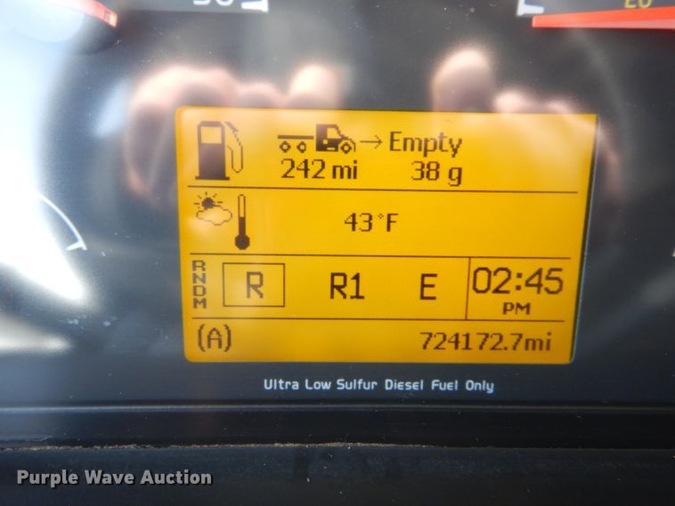 image for item DH2228 2013 Volvo VNL semi truck