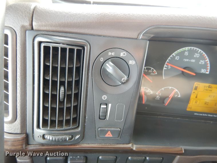 image for item DH2228 2013 Volvo VNL semi truck