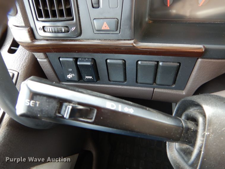 image for item DH2228 2013 Volvo VNL semi truck