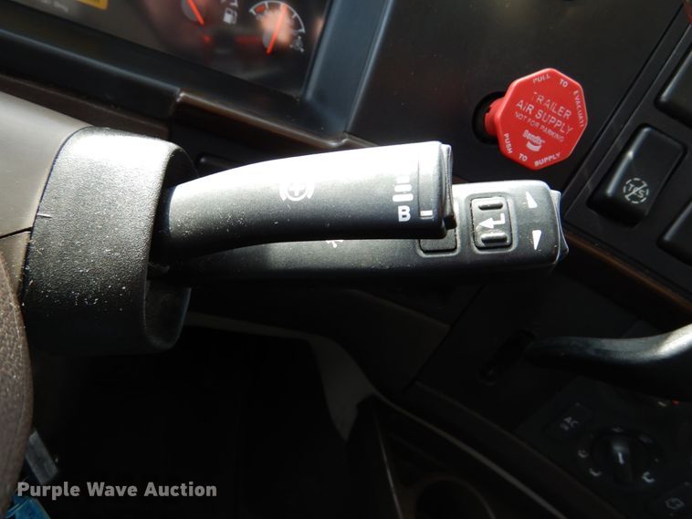 image for item DH2228 2013 Volvo VNL semi truck