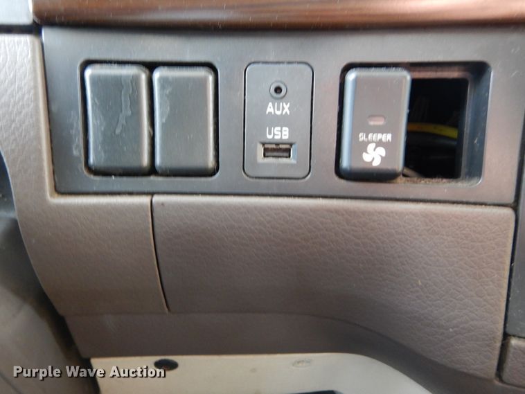 image for item DH2228 2013 Volvo VNL semi truck