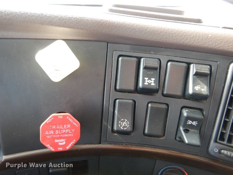 image for item DH2228 2013 Volvo VNL semi truck