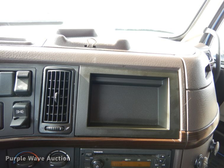 image for item DH2228 2013 Volvo VNL semi truck