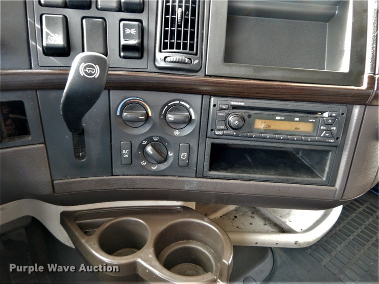 image for item DH2228 2013 Volvo VNL semi truck