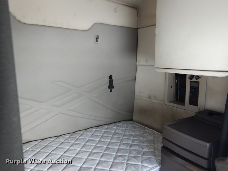 image for item DH2228 2013 Volvo VNL semi truck