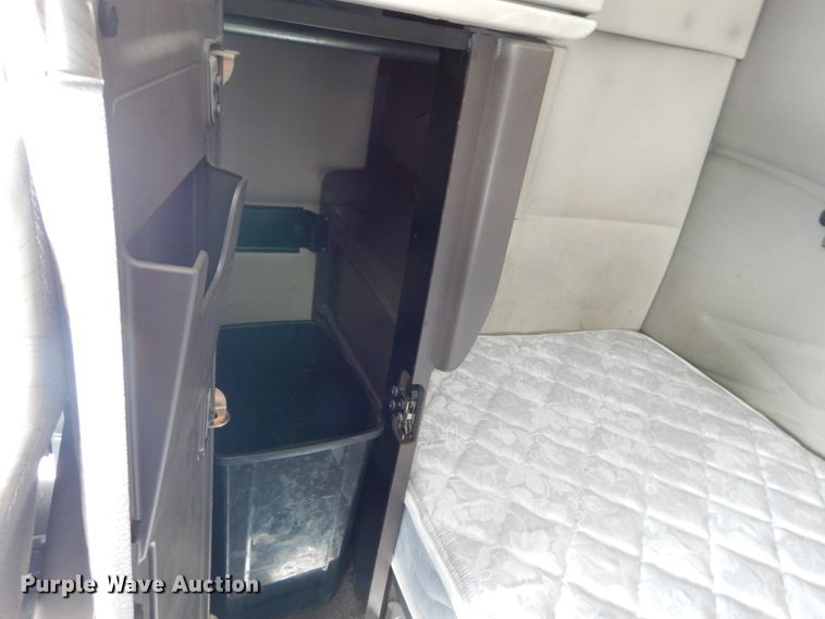 image for item DH2228 2013 Volvo VNL semi truck