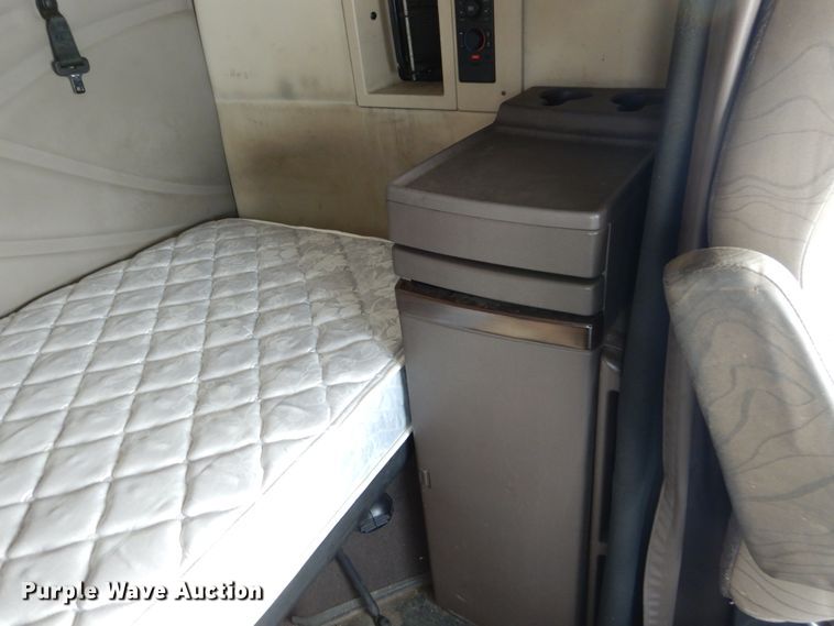 image for item DH2228 2013 Volvo VNL semi truck