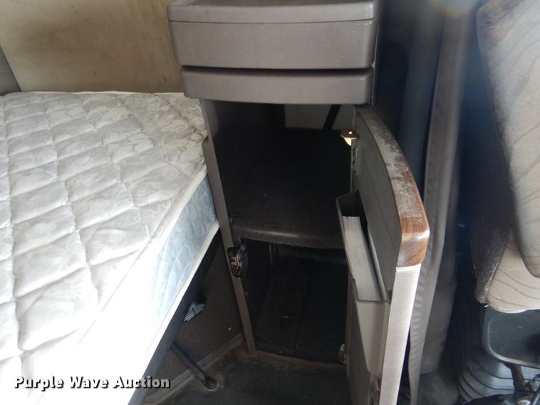 image for item DH2228 2013 Volvo VNL semi truck