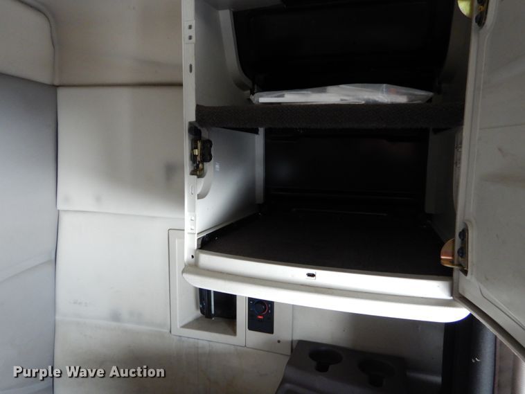 image for item DH2228 2013 Volvo VNL semi truck