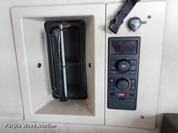 image for item DH2228 2013 Volvo VNL semi truck