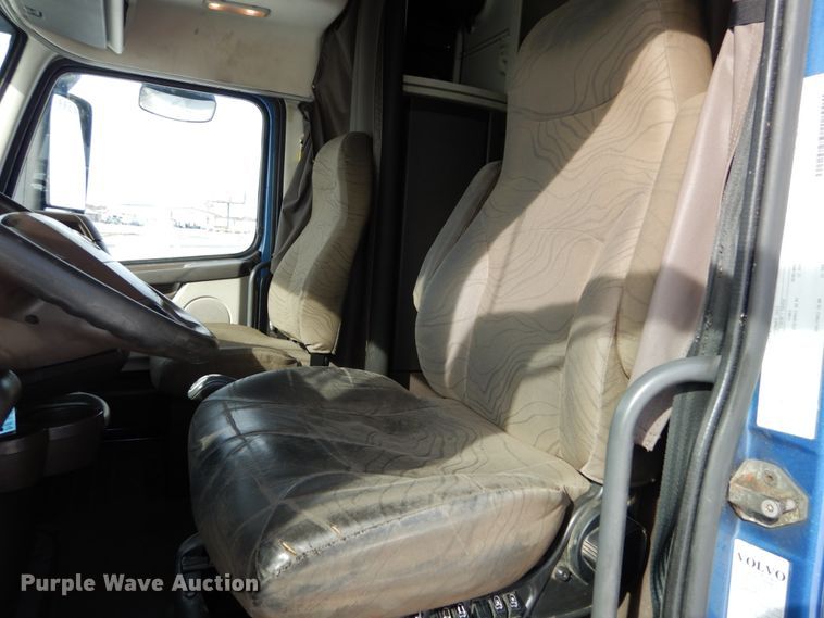 image for item DH2228 2013 Volvo VNL semi truck